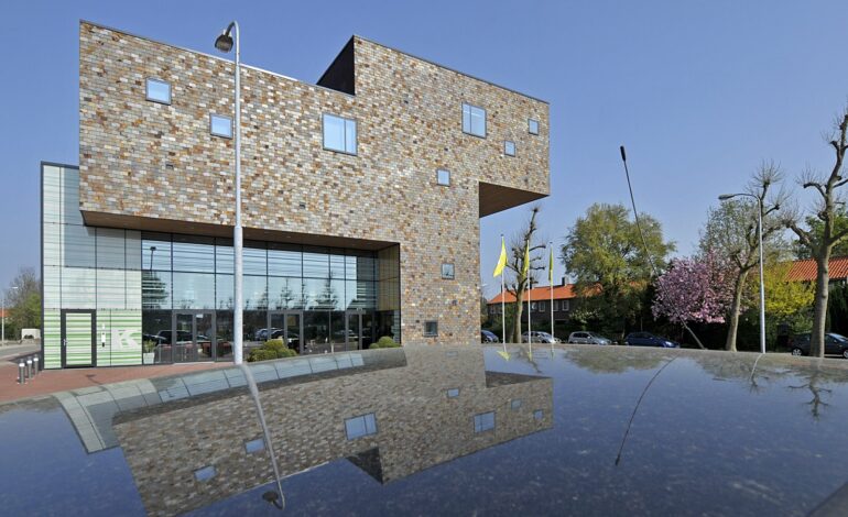 Cpunt Nieuw-Vennep gesloten vanwege scheuren in gebouw