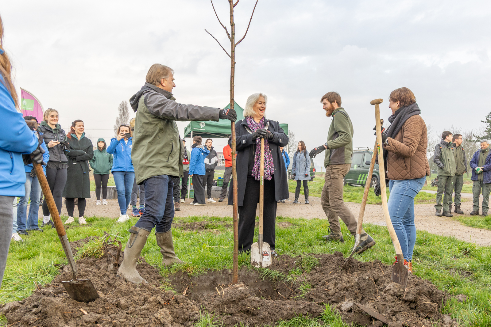 Laatste bomen geplant voor vernieuwd Vliegerlaantje in de Venneperhout