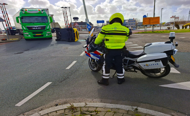 Voertuig op z’n kant bij de Weerenbrug