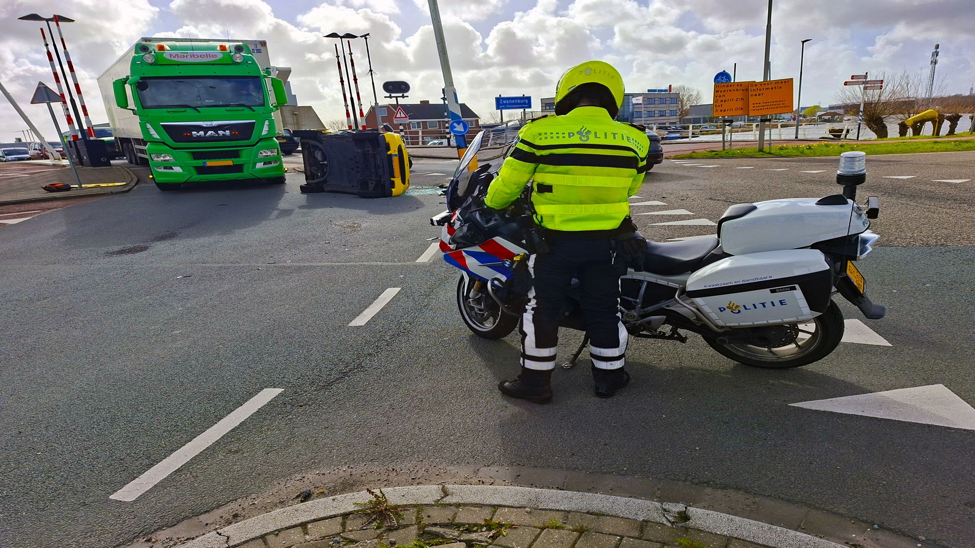 Voertuig op z’n kant bij de Weerenbrug