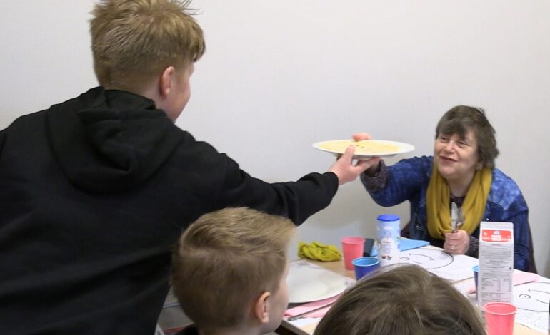 Leerlingen bakken en flippen voor ouderen: een dag vol plezier en verbinding