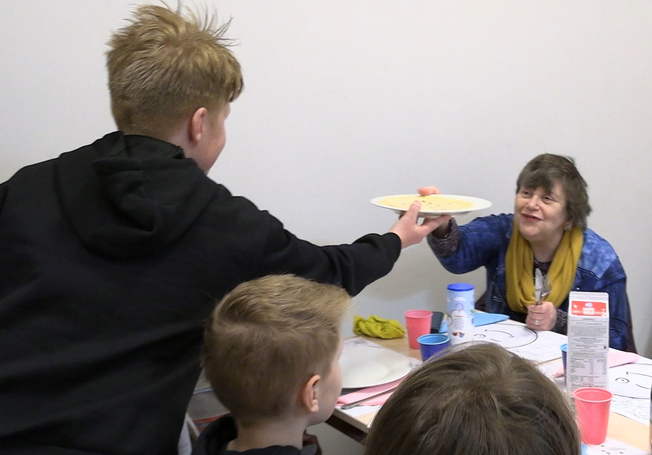 Leerlingen bakken en flippen voor ouderen: een dag vol plezier en verbinding