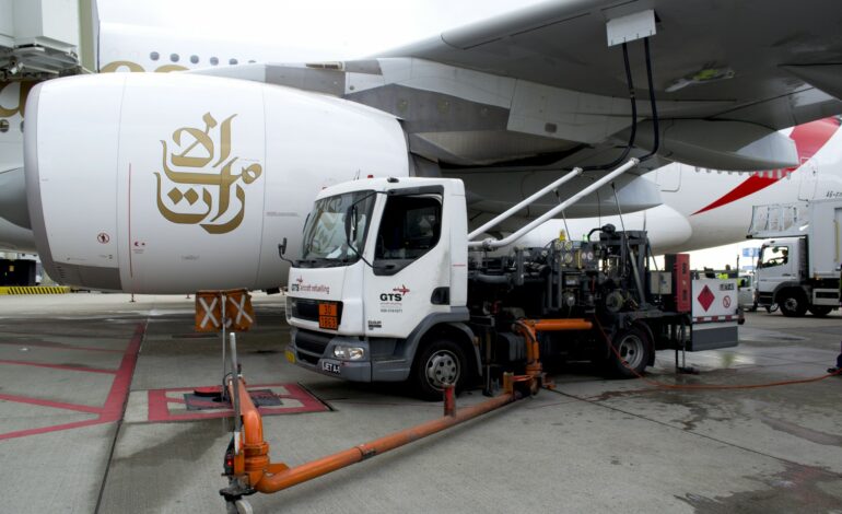 Tekort aan vliegtuigbrandstof dreigt: kans op minder vluchten en duurdere tickets (Video)