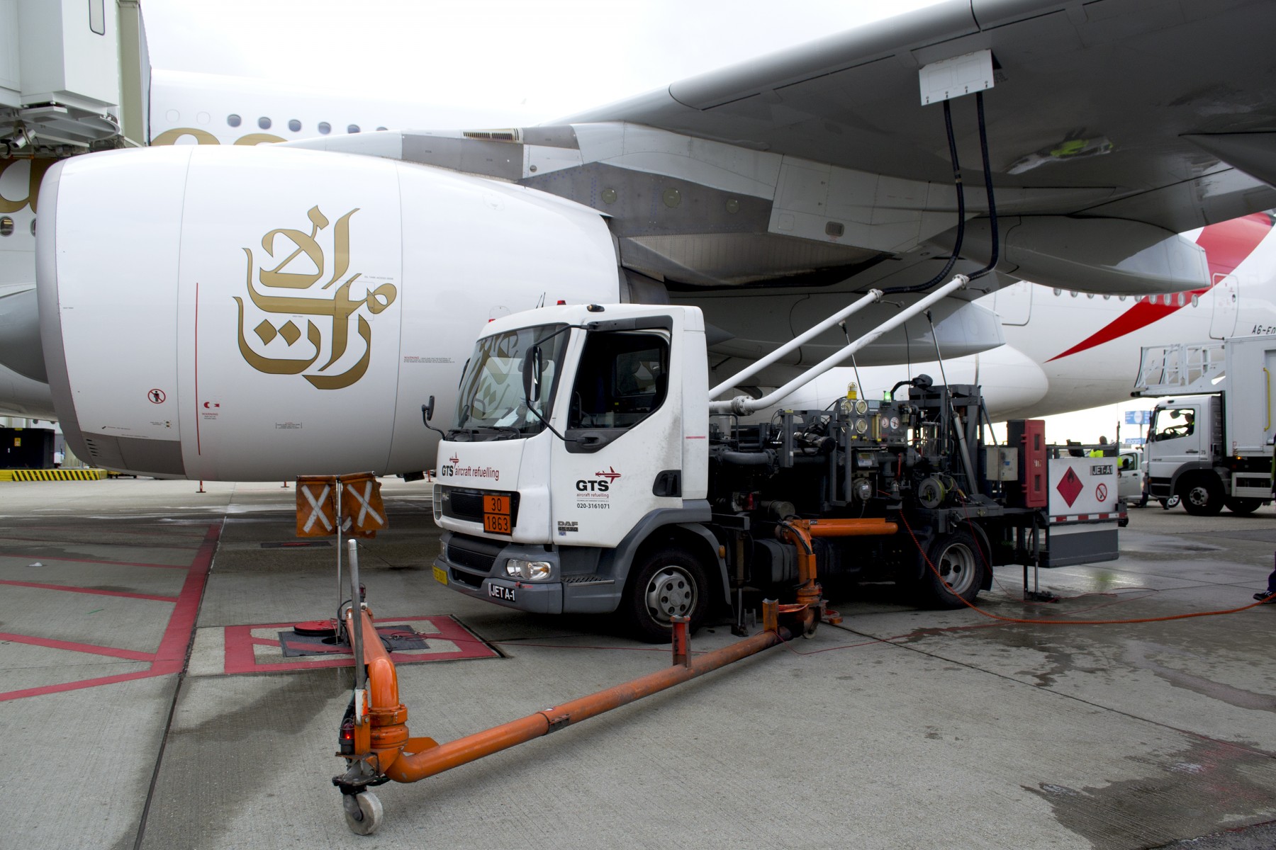 Tekort aan vliegtuigbrandstof dreigt: kans op minder vluchten en duurdere tickets (Video)