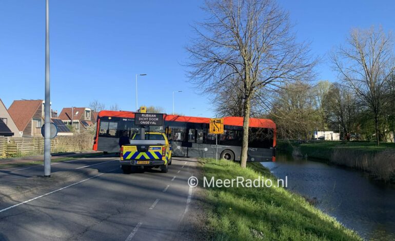 Bus 340 vast boven sloot Kruisweg