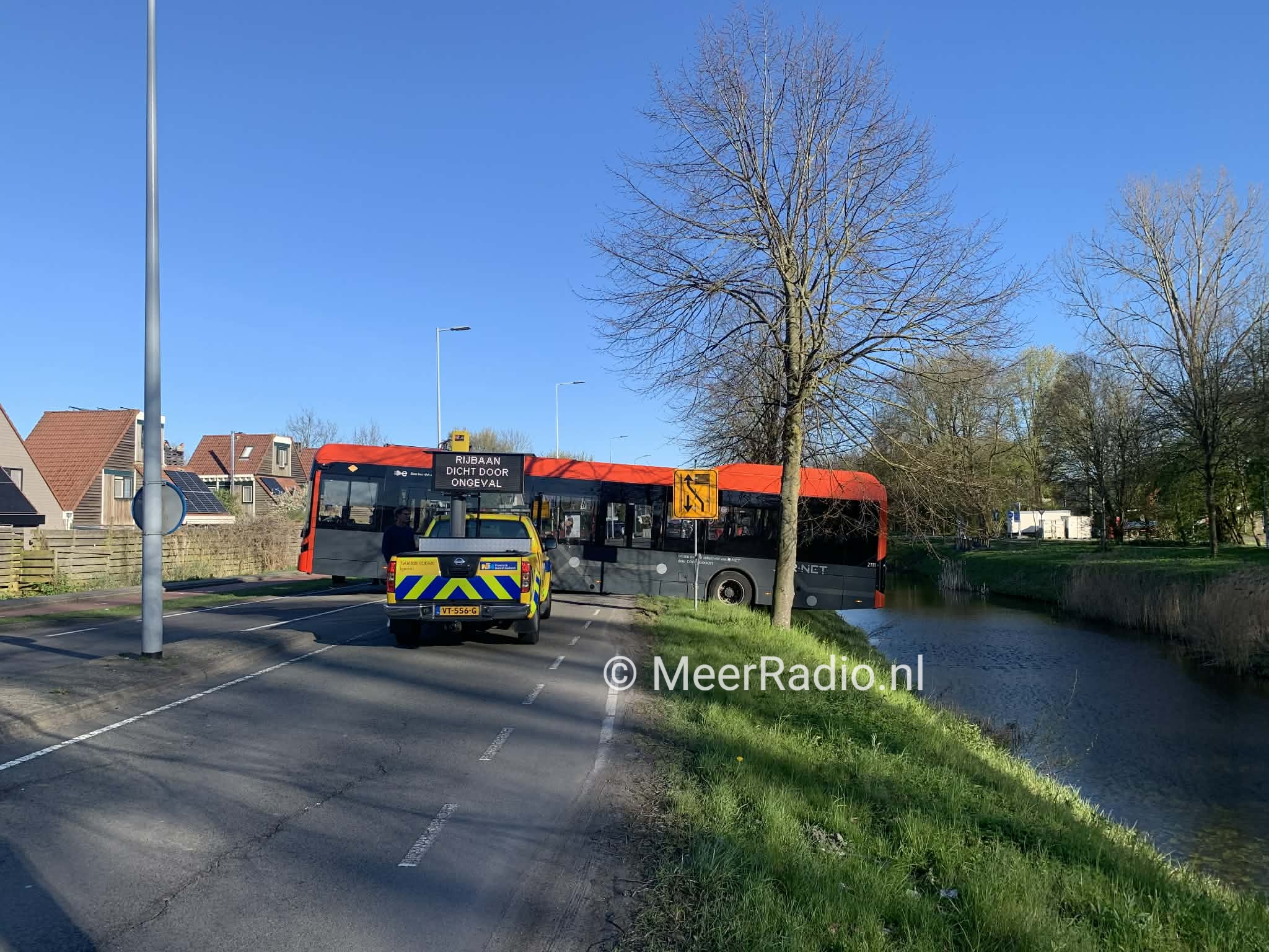 Bus 340 vast boven sloot Kruisweg