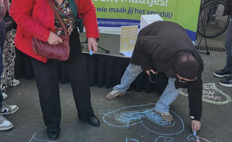 Polderplein vol hartjes voor vrijwilligers: “Het kost een minuutje, maar betekent zó veel”