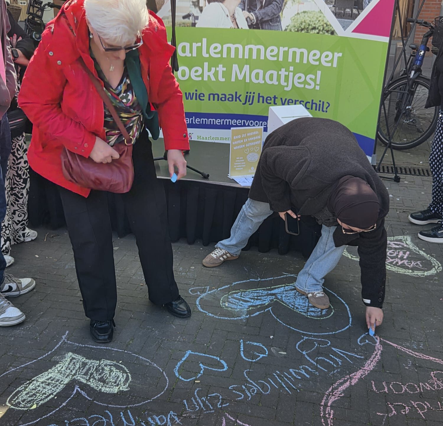Polderplein vol hartjes voor vrijwilligers: “Het kost een minuutje, maar betekent zó veel”
