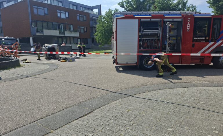 Auto op z’n kant in Hoofddorp Centrum