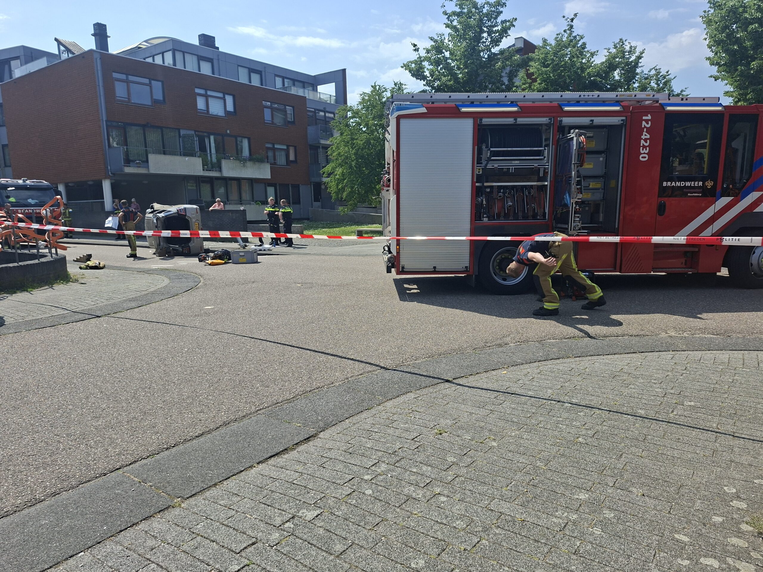 Auto op z’n kant in Hoofddorp Centrum
