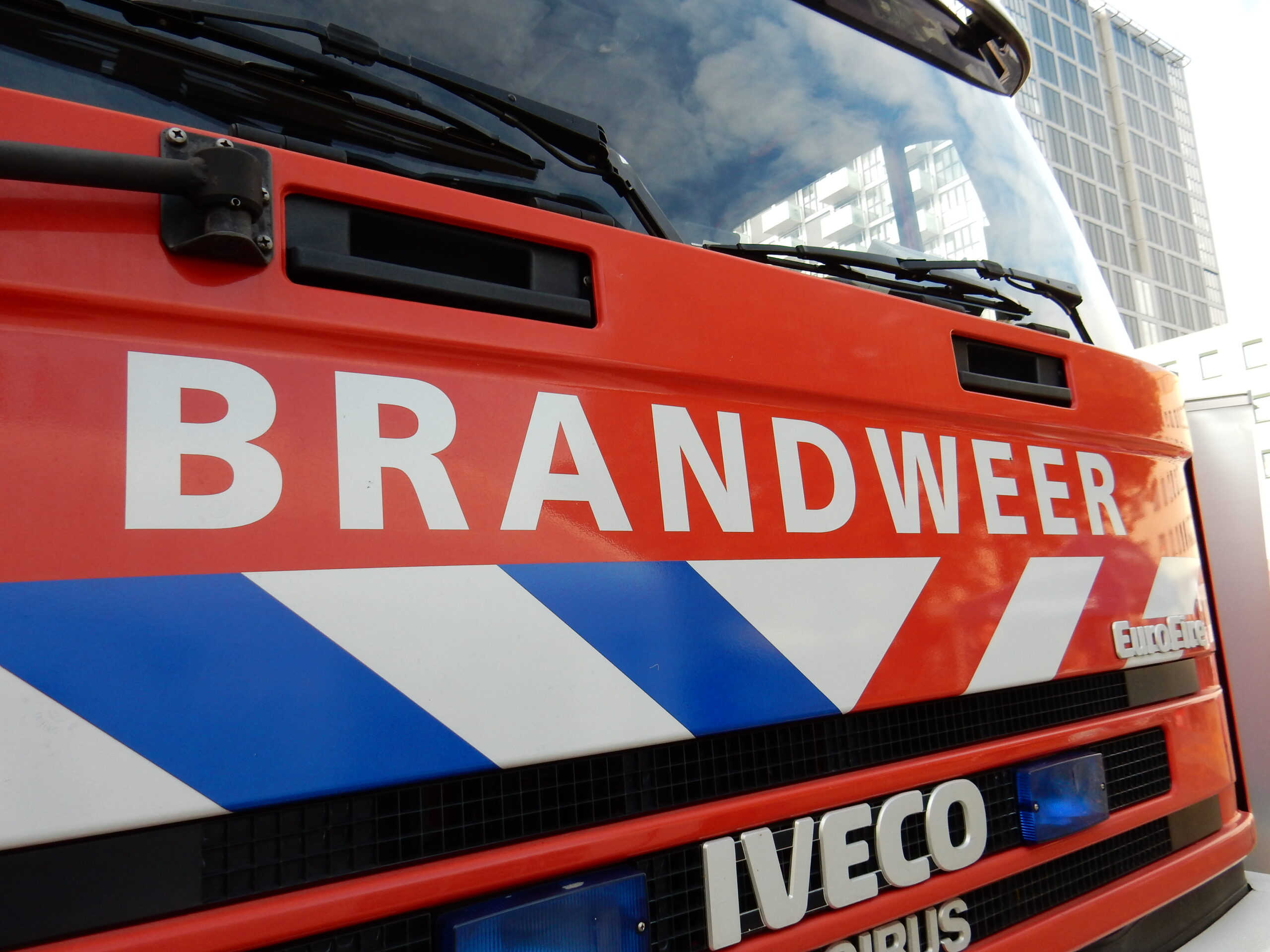 Autobrand aan Baron De Coubertinlaan in Hoofddorp