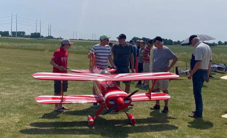Modelvliegtuigen en mini-straaljagers tijdens Flightline in Abbenes