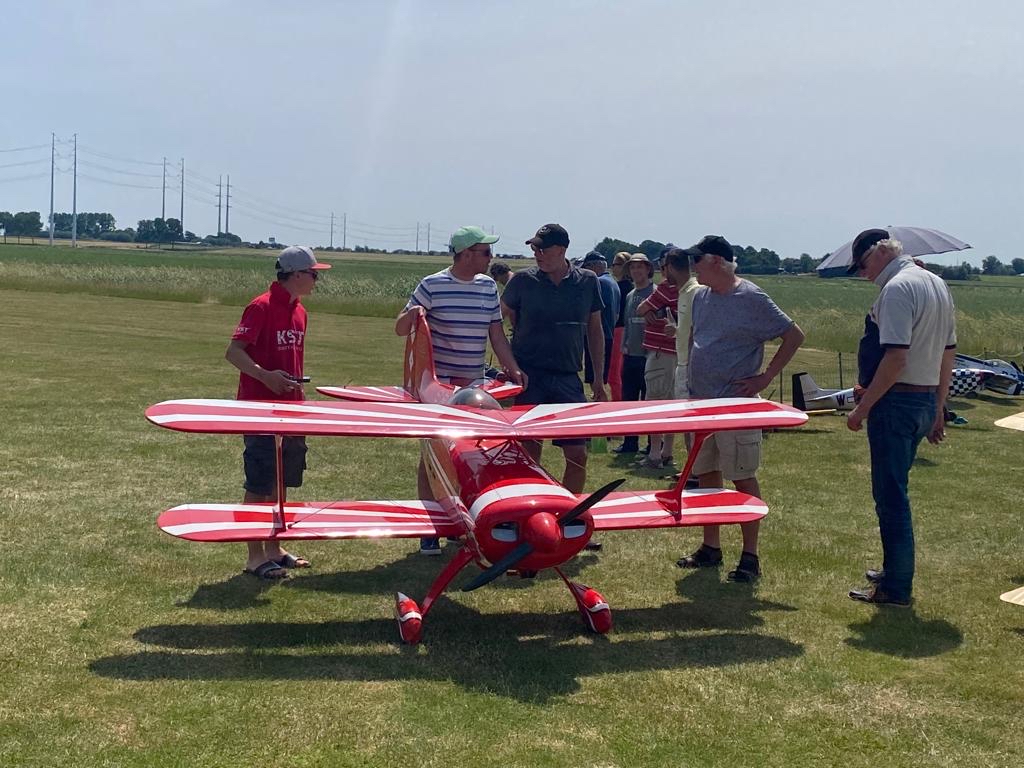 Modelvliegtuigen en mini-straaljagers tijdens Flightline in Abbenes