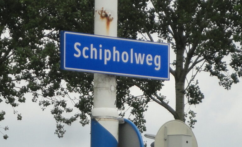 Flinke schade bij frontale botsing in Badhoevedorp