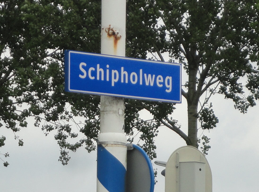 Flinke schade bij frontale botsing in Badhoevedorp