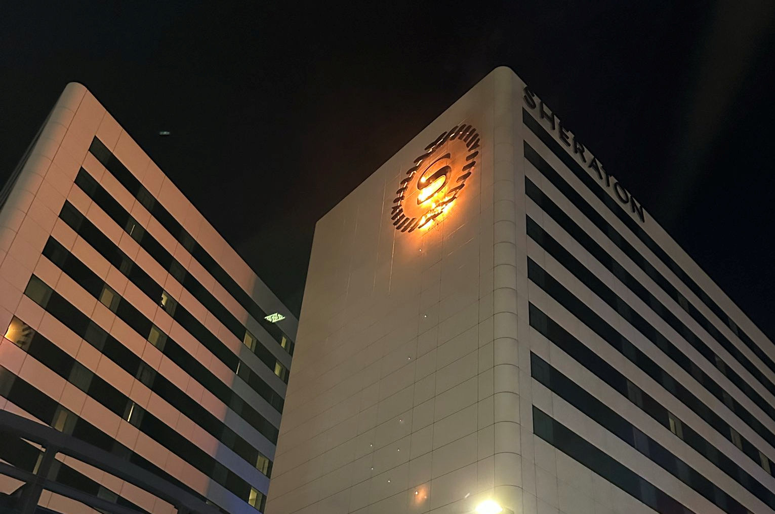 Hotel Schiphol ontruimd na brand in gevel-logo