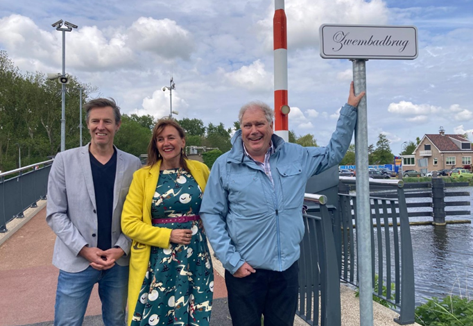 Zwembadbrug Zwanenburg officieel uit de anonimiteit