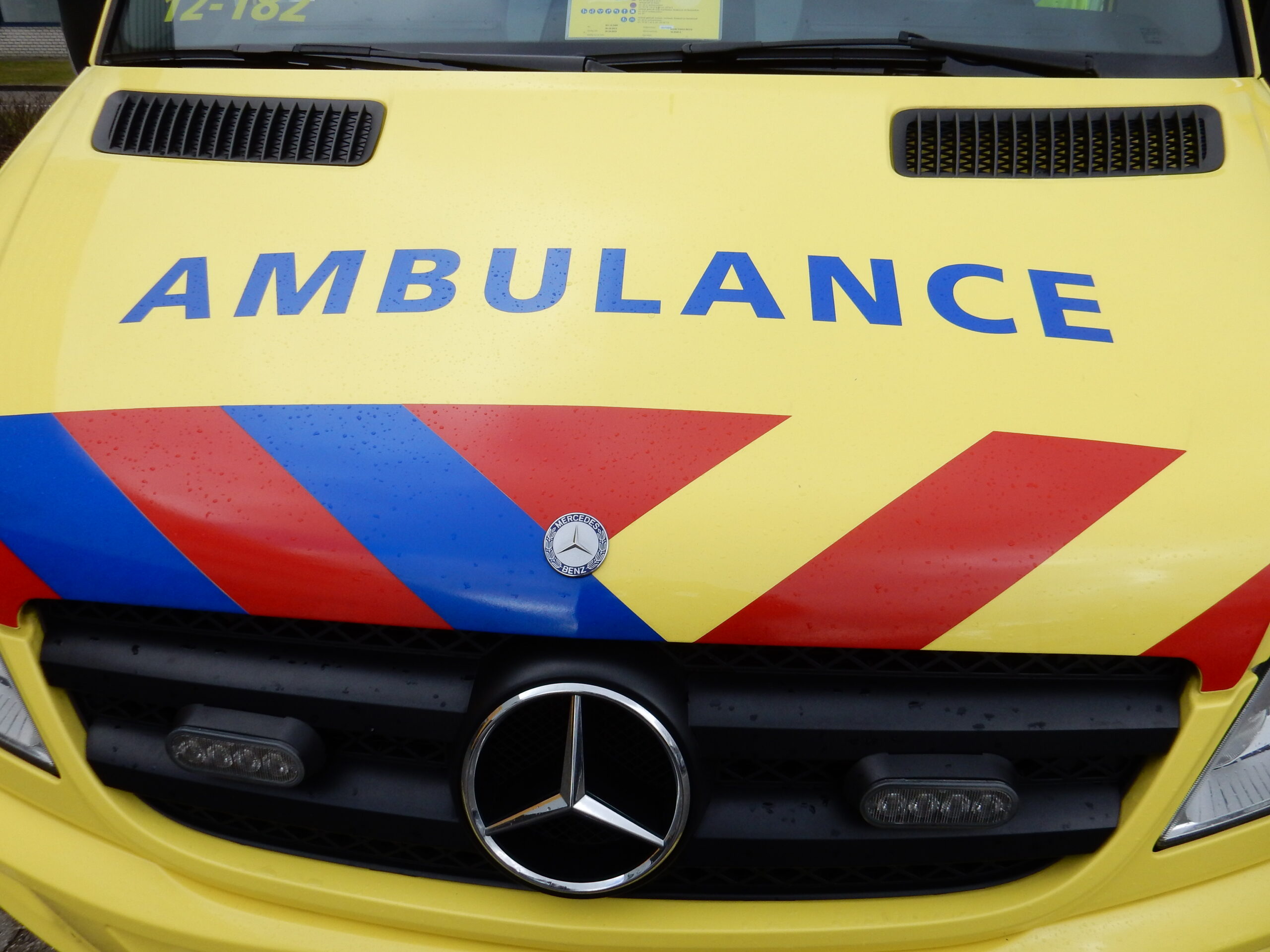 Twee inzittenden naar ziekenhuis na auto te water in Hoofddorp