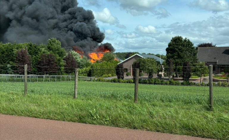 Zeer grote brand bij aannemersbedrijf in Zwaanshoek