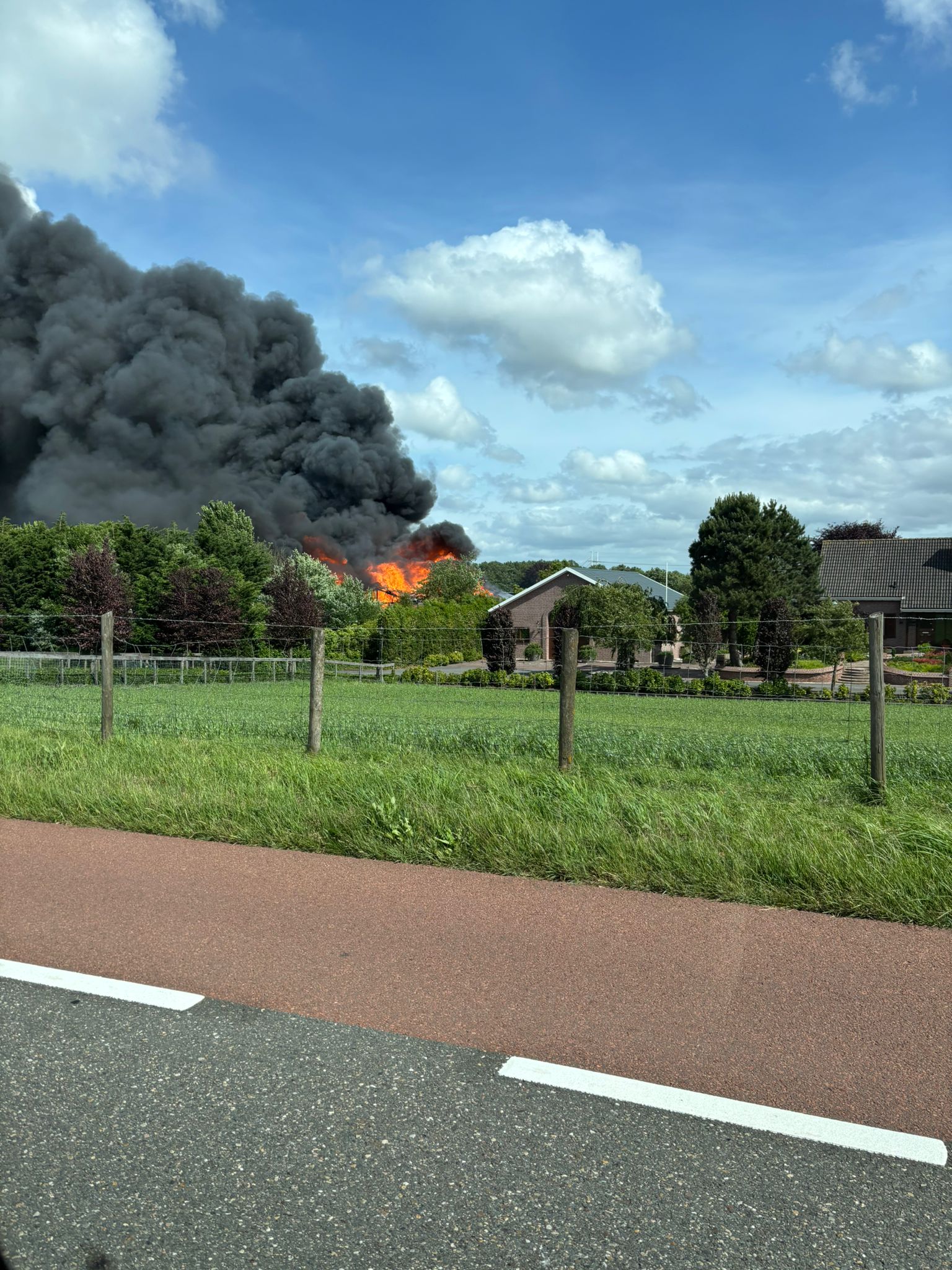 Zeer grote brand bij aannemersbedrijf in Zwaanshoek