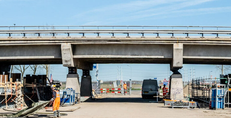 Dek van het Lisserweg-viaduct in zijn geheel uit A44 gereden