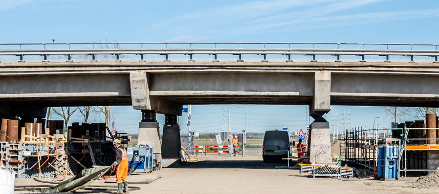 Dek van het Lisserweg-viaduct in zijn geheel uit A44 gereden