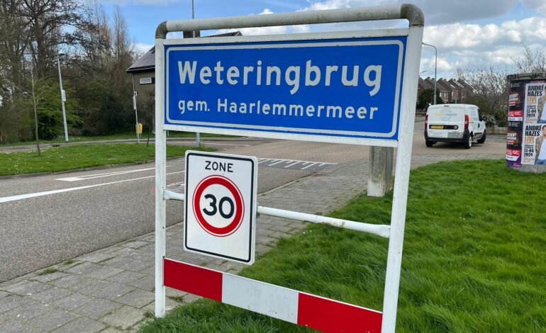 Mast zeilboot knakt na botsing met brug in Weteringbrug