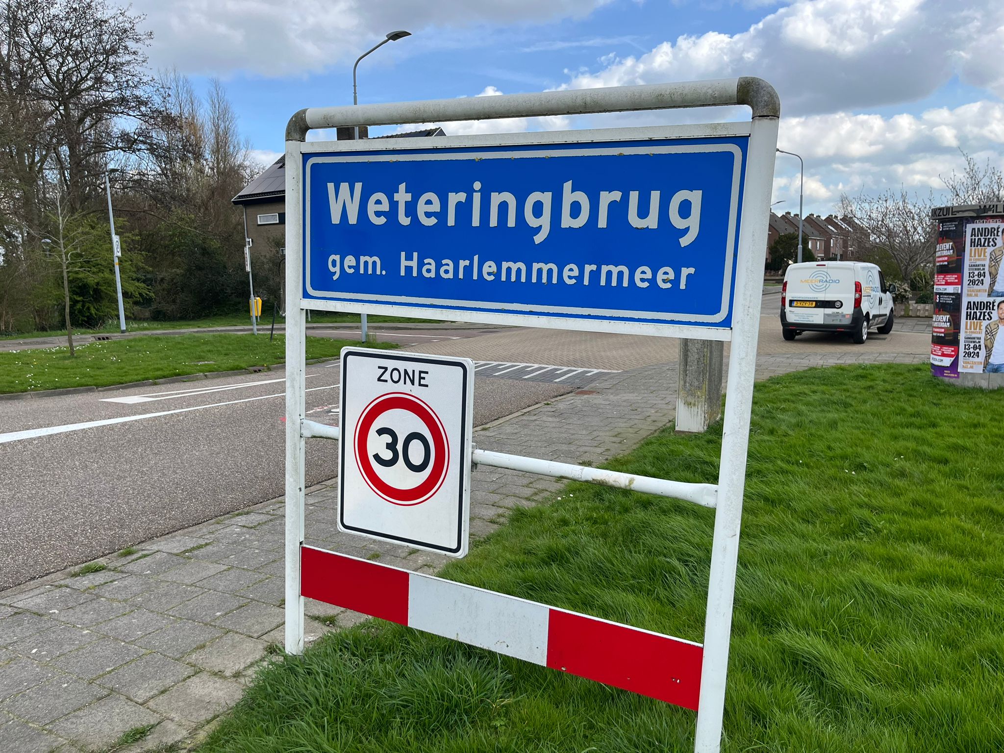 Mast zeilboot knakt na botsing met brug in Weteringbrug