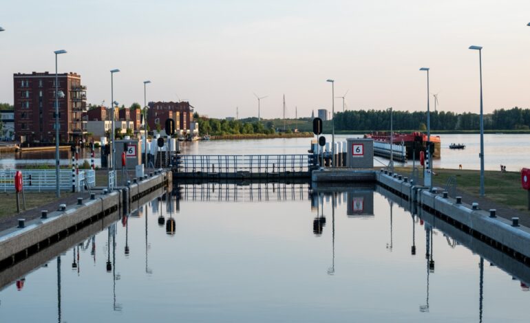 Flitspalen moeten vrachtverkeer weren uit Spaarndam