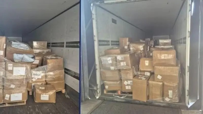 Vijf vrachtwagens met valse kleding onderschept