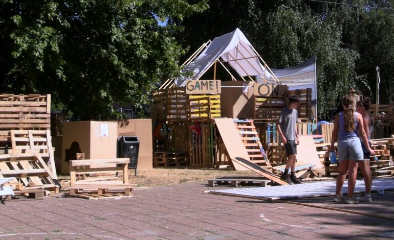 Hutten, hamers en gamestijl tijdens 48e Kindervakantiedagen in Lisserbroek (Video)