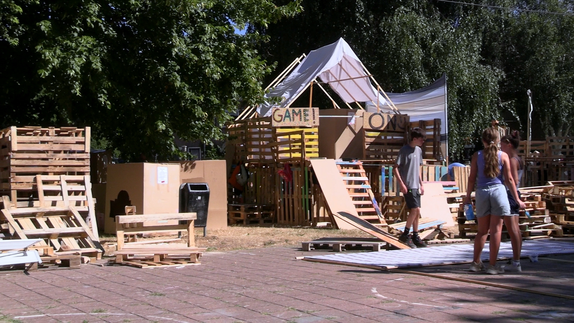 Hutten, hamers en gamestijl tijdens 48e Kindervakantiedagen in Lisserbroek (Video)