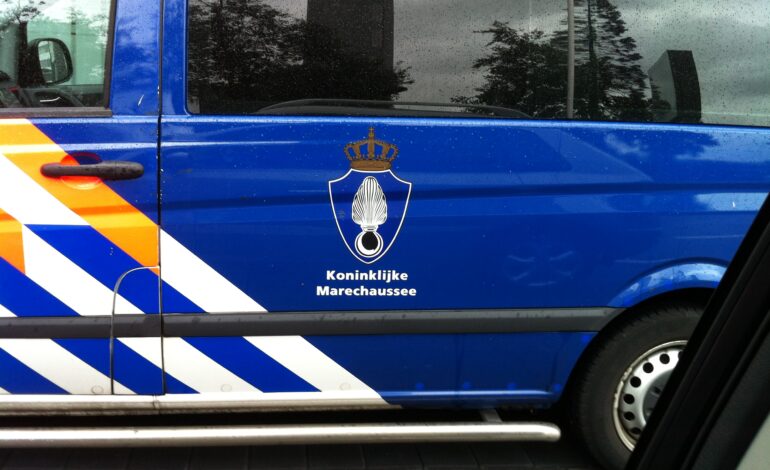 Motorrijder Marechaussee gewond door val