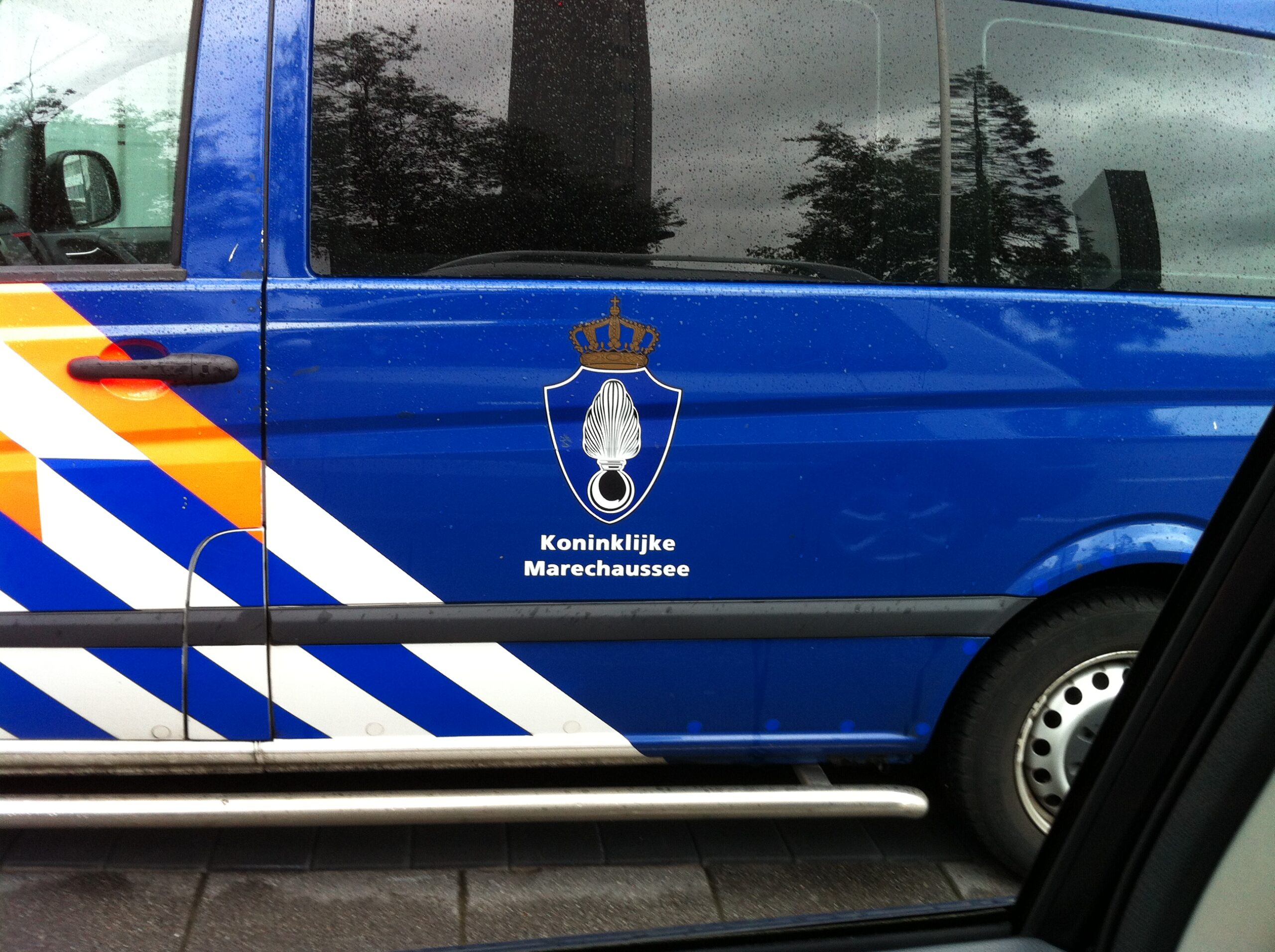 Motorrijder Marechaussee gewond door val