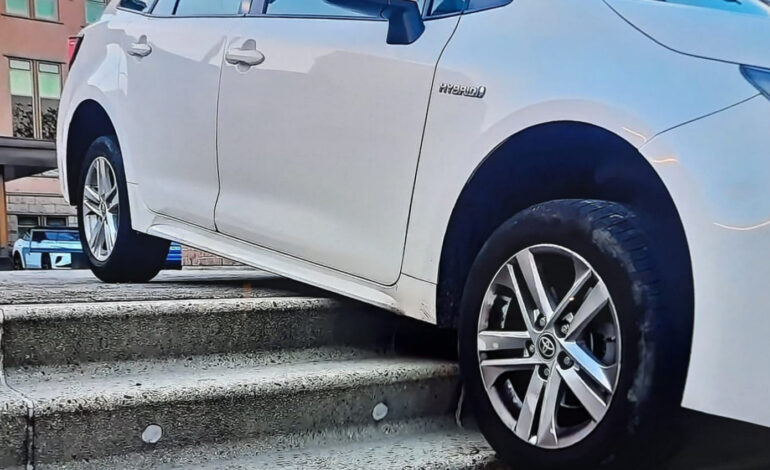Taxi belandt op trap in Hoofddorp