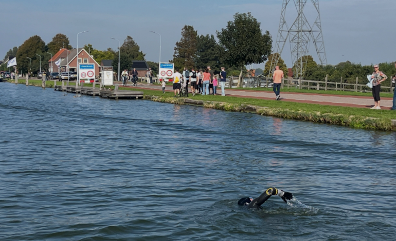 Niels Onderwater zwemt ruim elfduizend euro bij elkaar voor Maarten van der Weijden Foundation