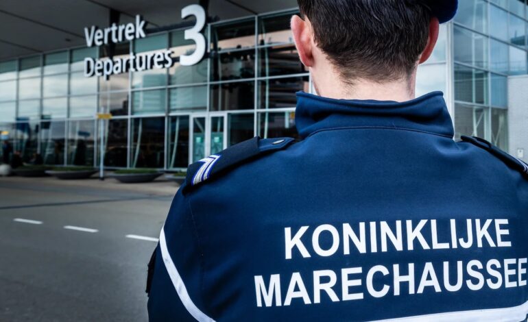 18-jarige aangehouden met vuurwapen op Schiphol
