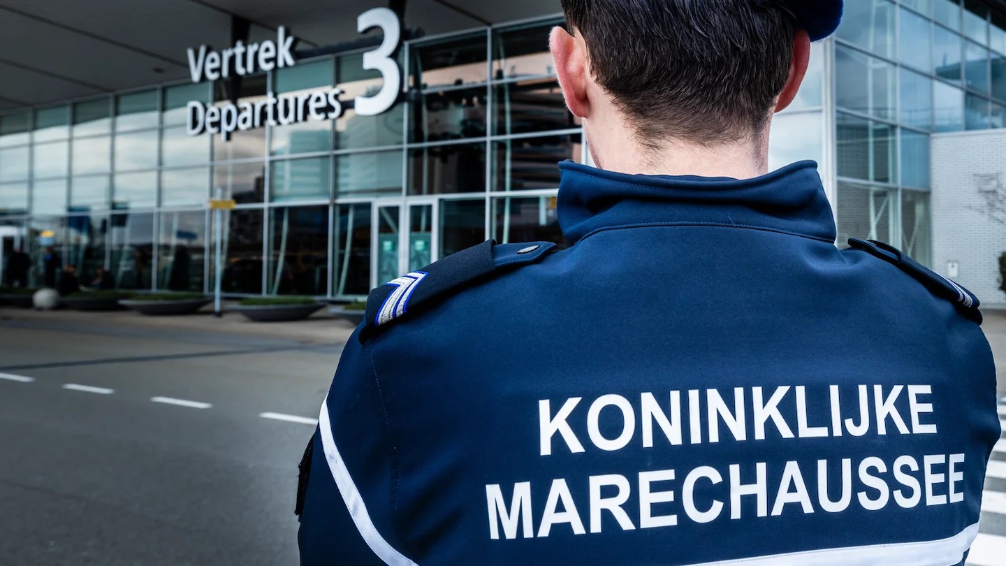 18-jarige aangehouden met vuurwapen op Schiphol