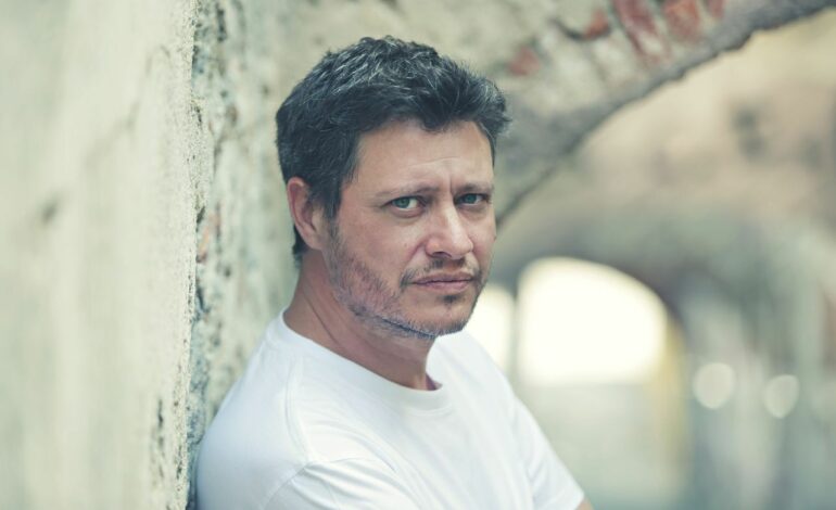 Jonathan Dassin brengt chansons van vader Joe Dassin naar Hoofddorp